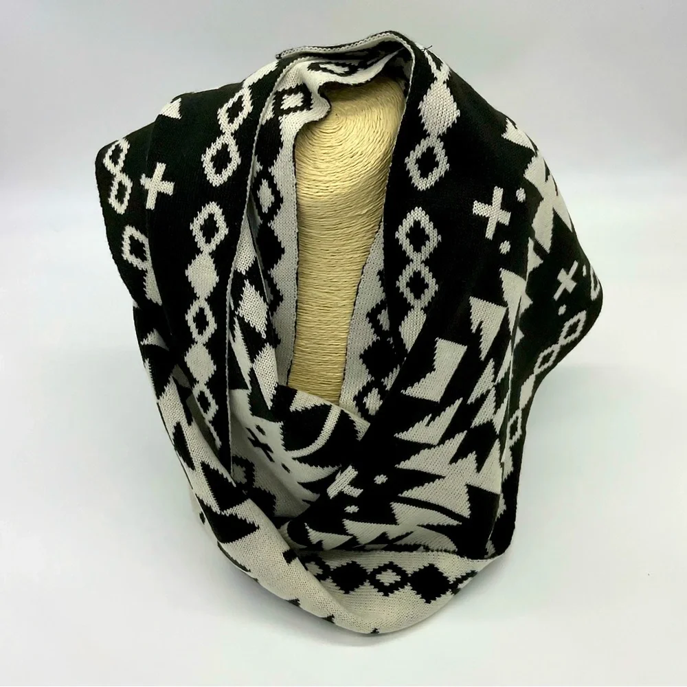 NWOT Charlie Paige Black / White Woven Scarf